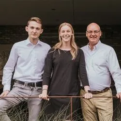 Een gerecht met vlees en fijne garnituur.